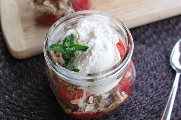 mason jar dessert berry crumble