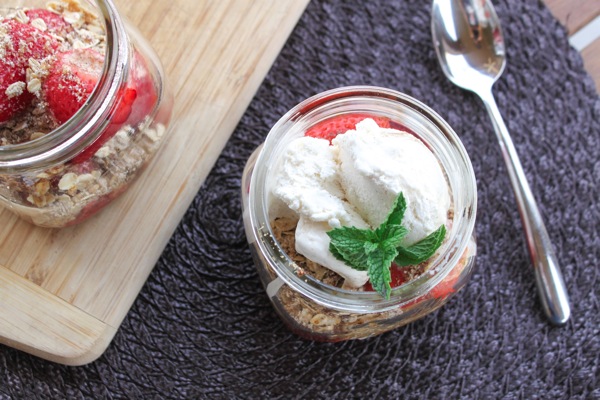 Berry crumble in a jar